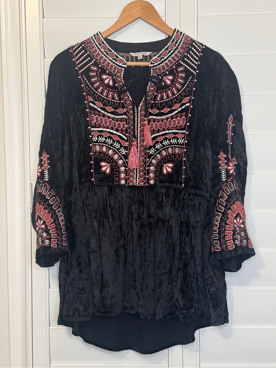 John & Mark Tops - JOHN & MARK Embroidered BlackFloral Velvet Tunic Blouse Sz Large